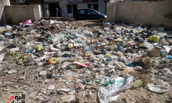 القمام تحيط بالقصور فى محافظة قنا
