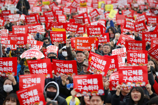 مظاهرة حاشدة فى سول للمطالبة باستقالة رئيسة كوريا الجنوبية (5)