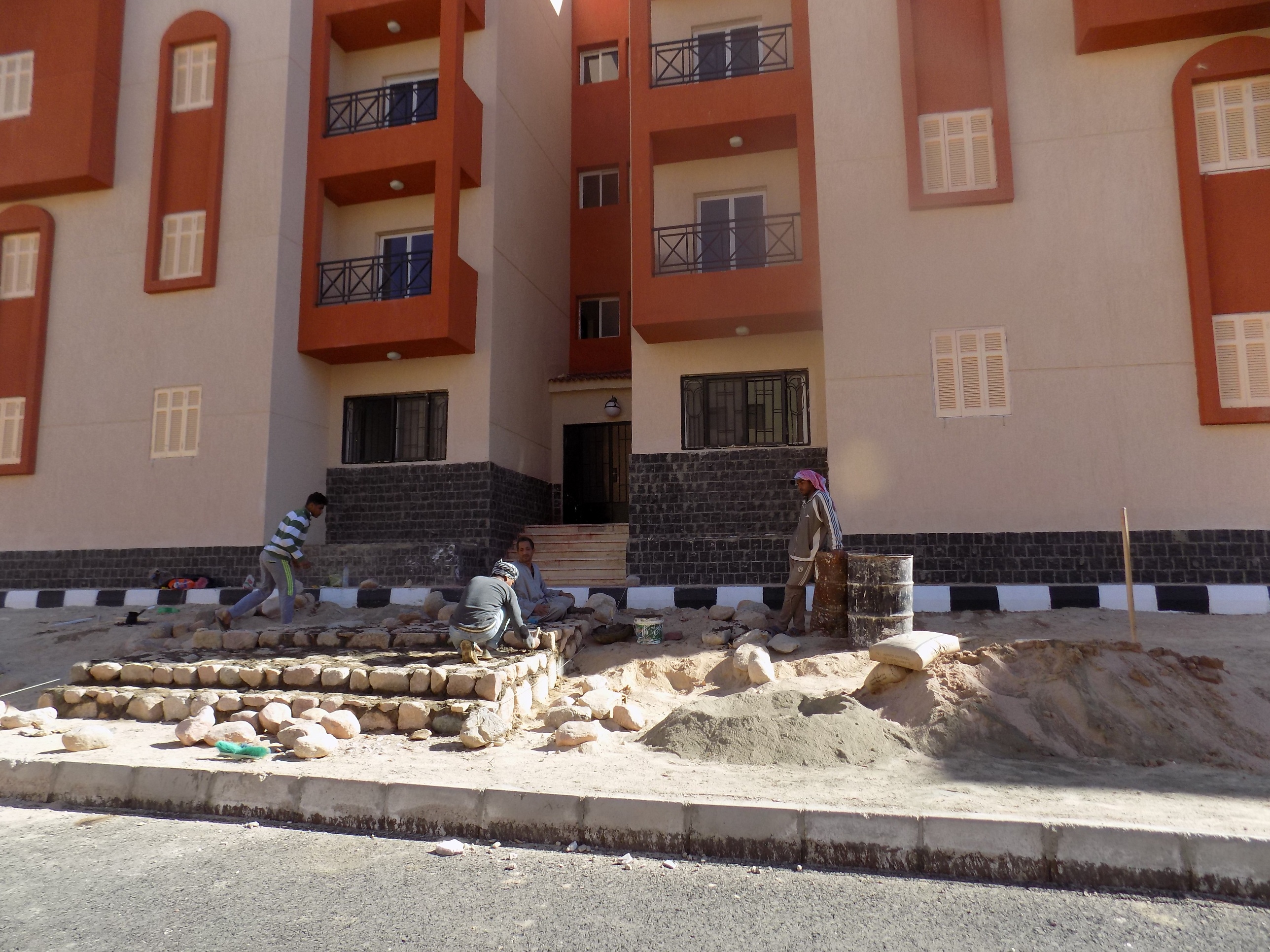 محافظ جنوب سيناء اثناء تفقد 1550 وحدة سكنية الجديدة 