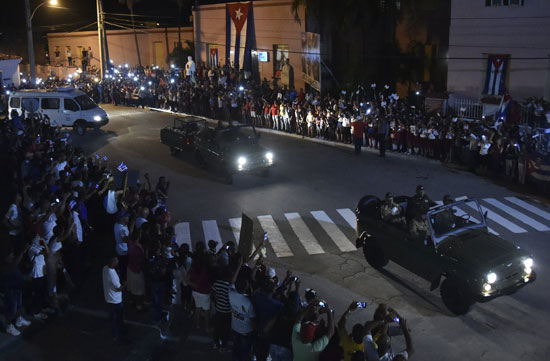 رماد جسد فيدل كاسترو يطوف شوارع كوبا قبل دفنه