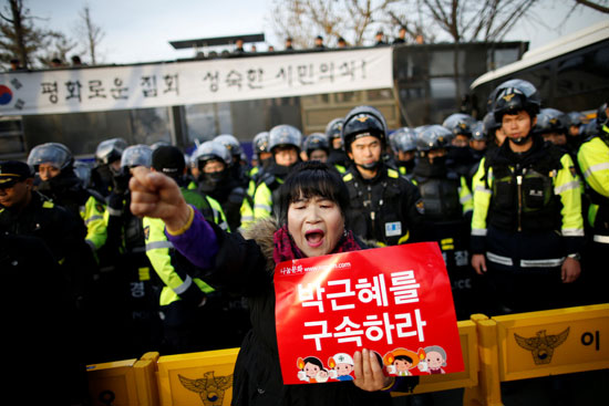 مظاهرة حاشدة فى سول للمطالبة باستقالة رئيسة كوريا الجنوبية (6)