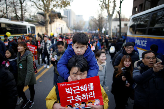مظاهرة حاشدة فى سول للمطالبة باستقالة رئيسة كوريا الجنوبية (7)