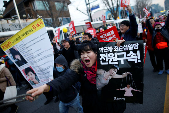 مظاهرة حاشدة فى سول للمطالبة باستقالة رئيسة كوريا الجنوبية (4)
