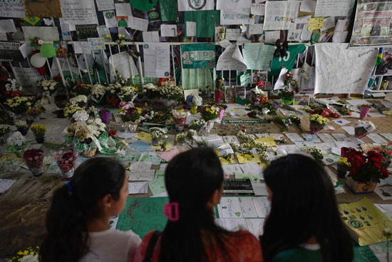 ورود ودموع وشموع خلال تأبين ضحايا تحطم طائرة فريق برازيلى