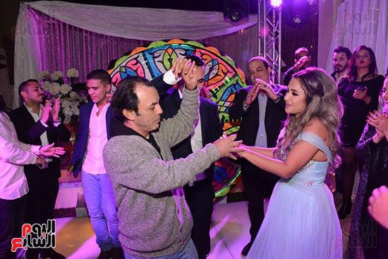 رقص علاء مرسى والعروس