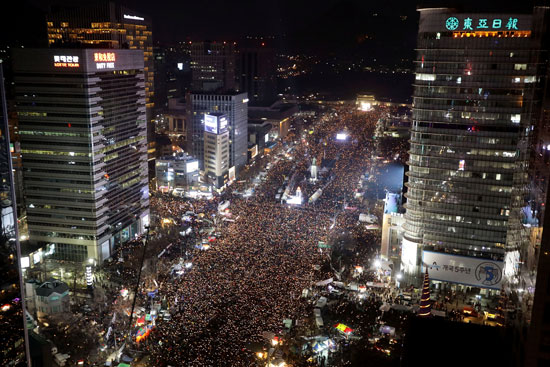 مظاهرة حاشدة فى سول للمطالبة باستقالة رئيسة كوريا الجنوبية (8)