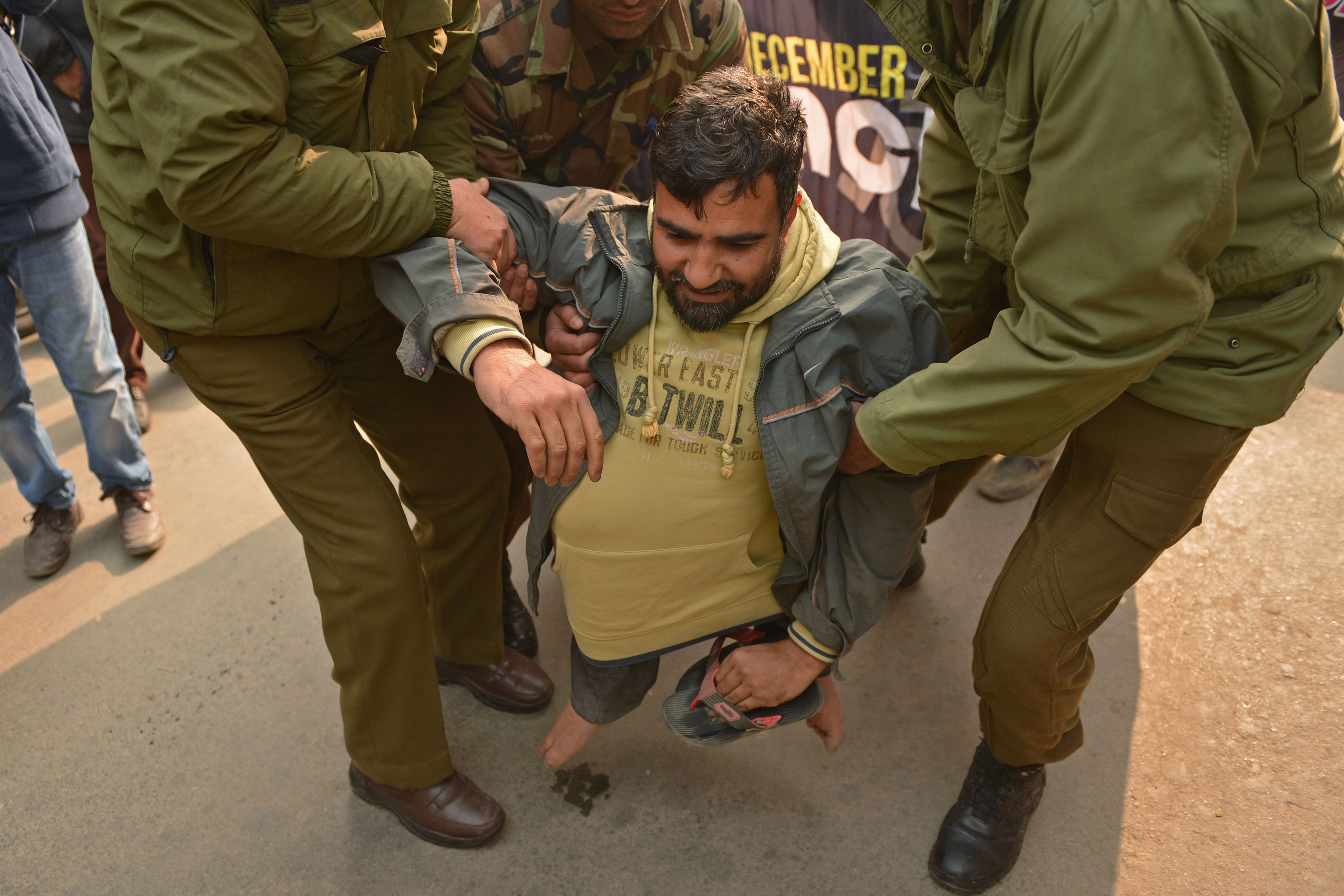 الشرطة الهندية تلقى القبض على أحد المتاظهرين من رابطة المعاقين في اليوم العالمى لذوى الاحتياجات الخاصة (أ ف ب)