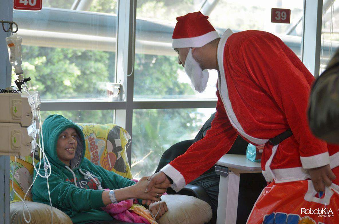 بابا نويل يوزرع الهدايا على المرضى 