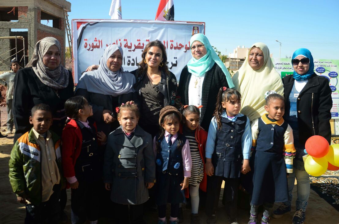 وزيرة التعاون وعدد من سيدات وأطفال محافظة الوادى الجديد