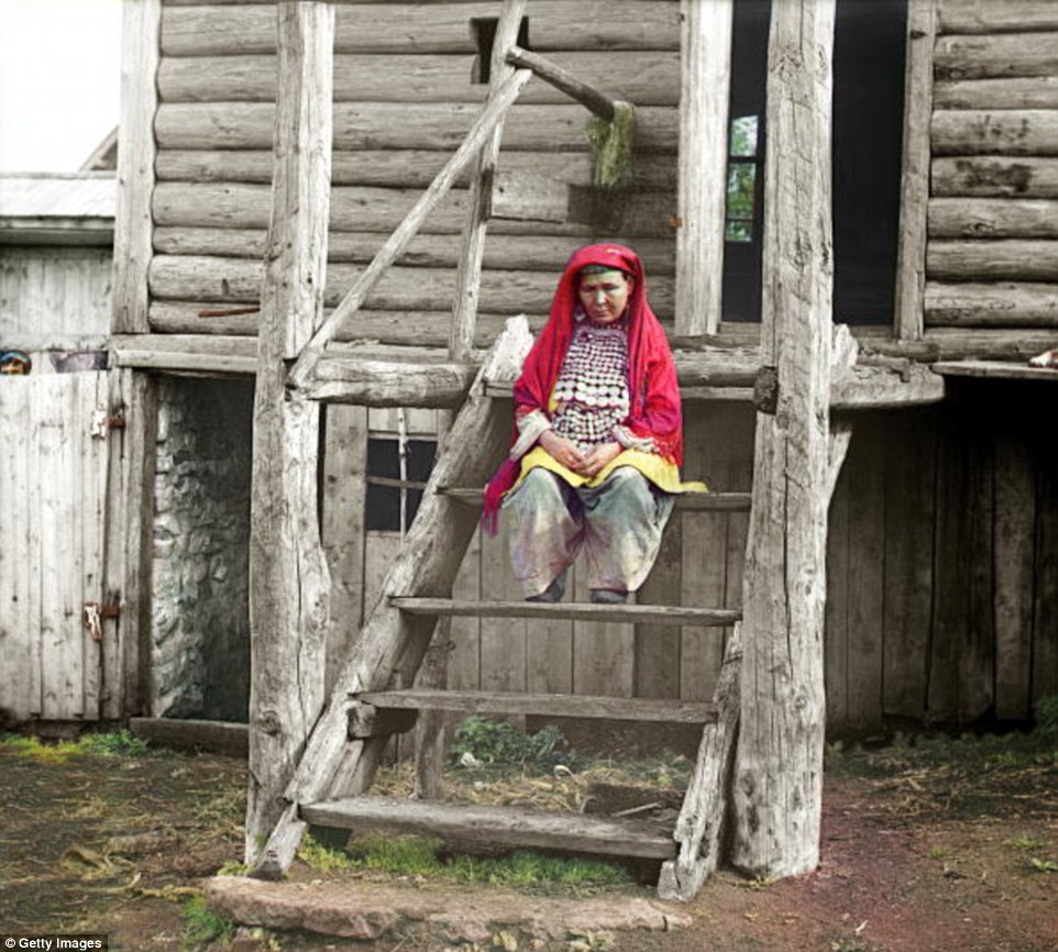 امرأة تنتمى للباشقيريين الأتراك تجلس على سلم منزلها فى منطقة جبال الأورال غربى روسيا عام 1910