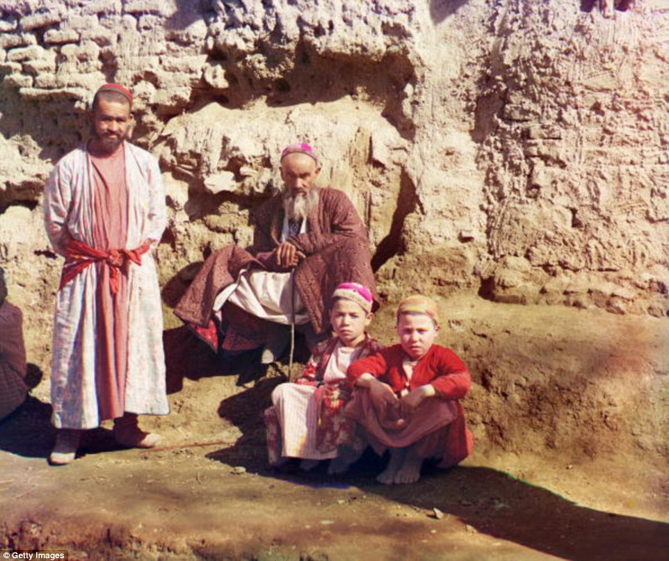 أوزبكيين أو طاجيكيين عام 1910 فى سمرقند