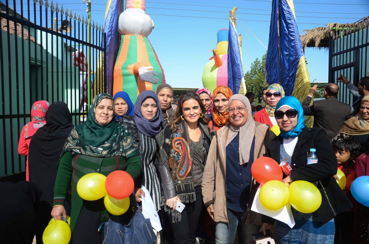 وزيرة التعاون وعدد من سيدات محافظة الوادى الجديد خلال استقبالها بالمحافظة