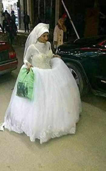 سعاد ترتدى الفستان الأبيض بشوارع الاسكندرية