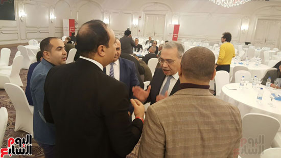 رئيس الحزب عصام خليل والنائب خالد عبد العزيز في مناقشة خلال فعاليات المؤتمر العام