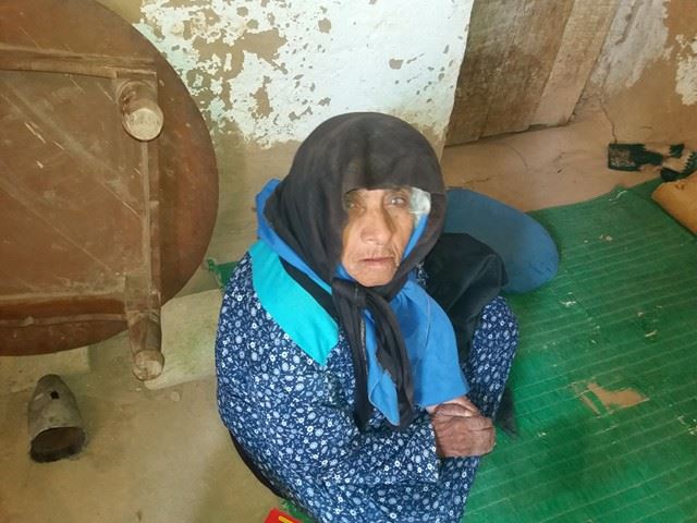 سيدة مسنة تعيش تحت تهديد منزلها المتهالك بالقرية