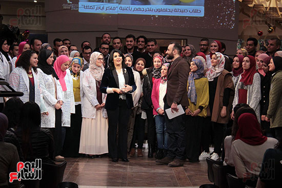  المخرج عمرو سلامة والإعلامية منى الشاذلى مع طلاب صيدلة الحاصلين على أفضل فيديو
