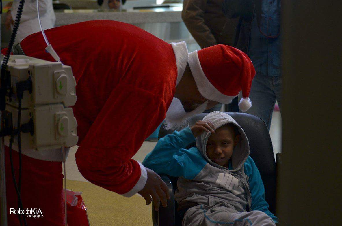 بابا نويل مع طفل مريض فى مستشفى سرطان الأطفال 