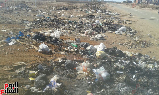 مخلفات وقمامة فى محيط المنطقة