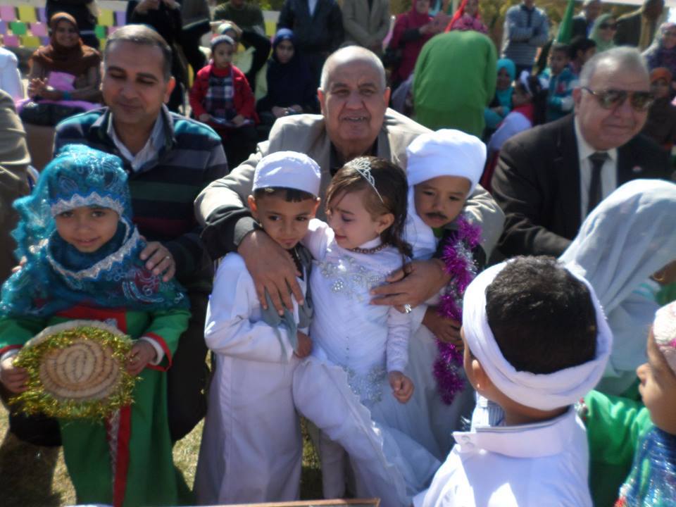 العريس والعروس الاطفال مع رئيس مجلس الاباء والامناء