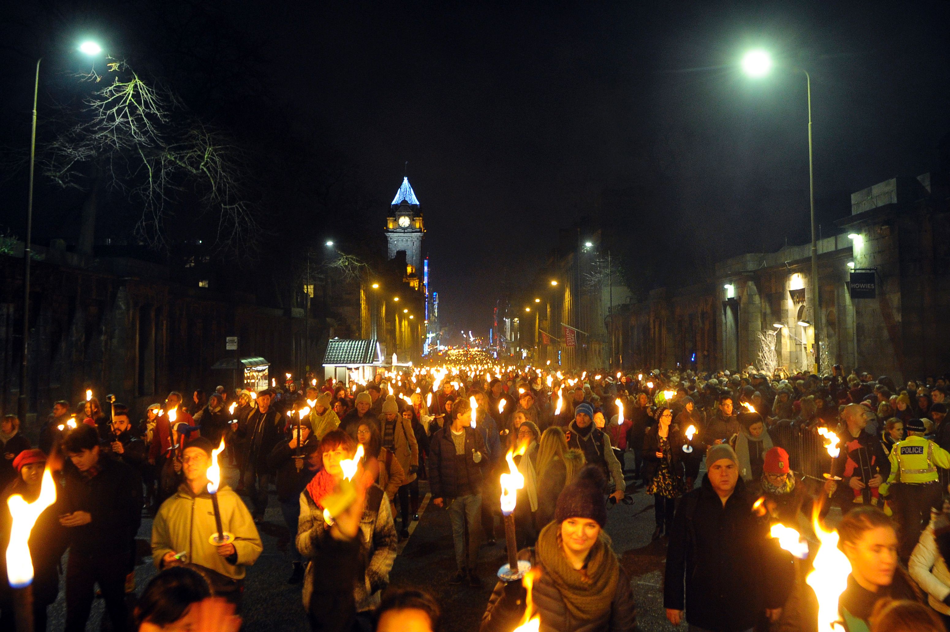 مسيرة بالشموع احتفالا بأعياد رأس السنة فى اسكتلندا