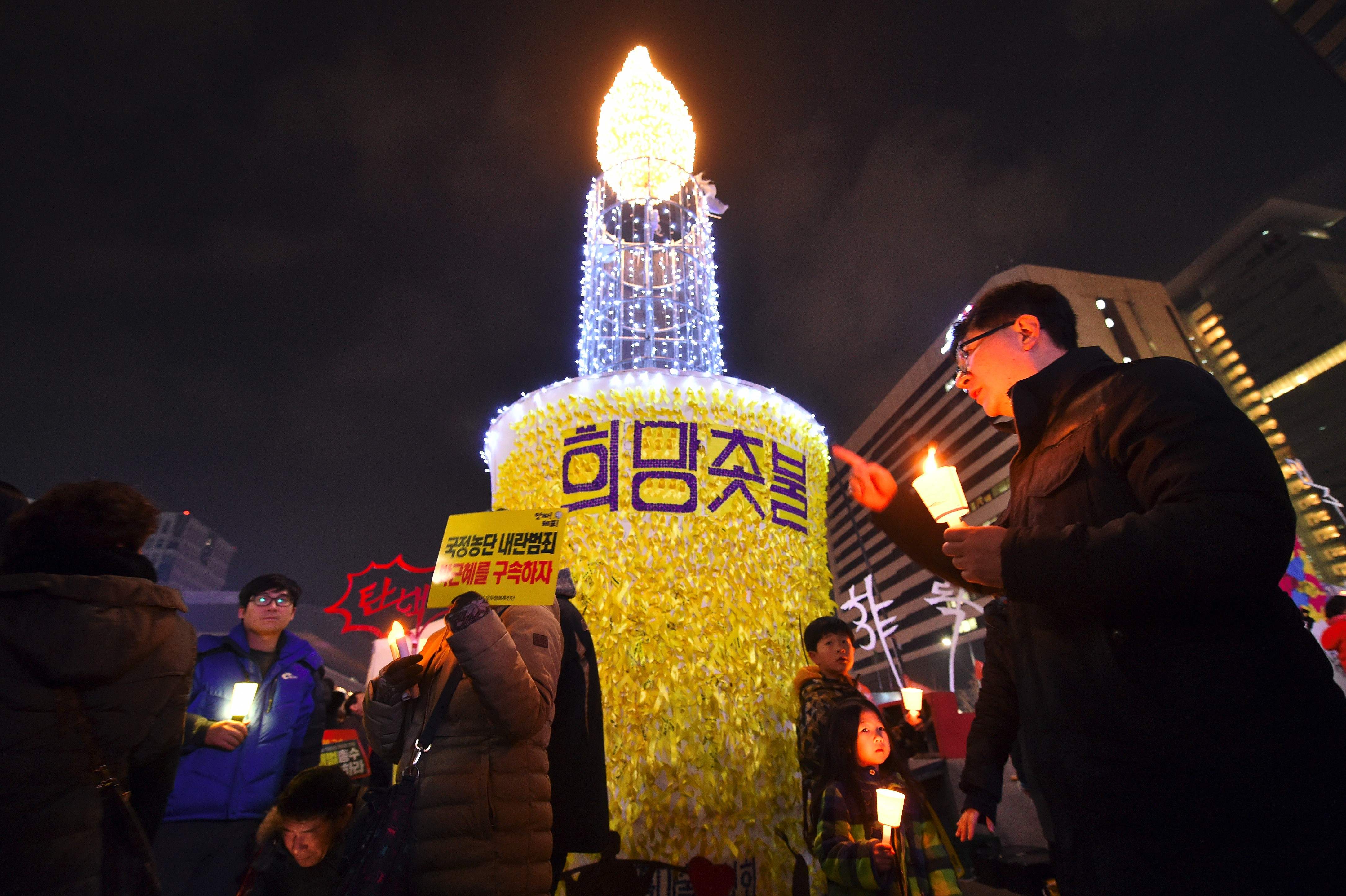 تجمع اضاءة الشموع ليلة راس السنة فى مظاهرة منددة برئيسة البلاد