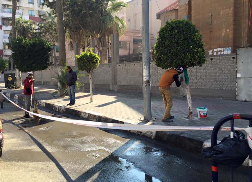 2-العمال يقومون بتنظيف الشوارع