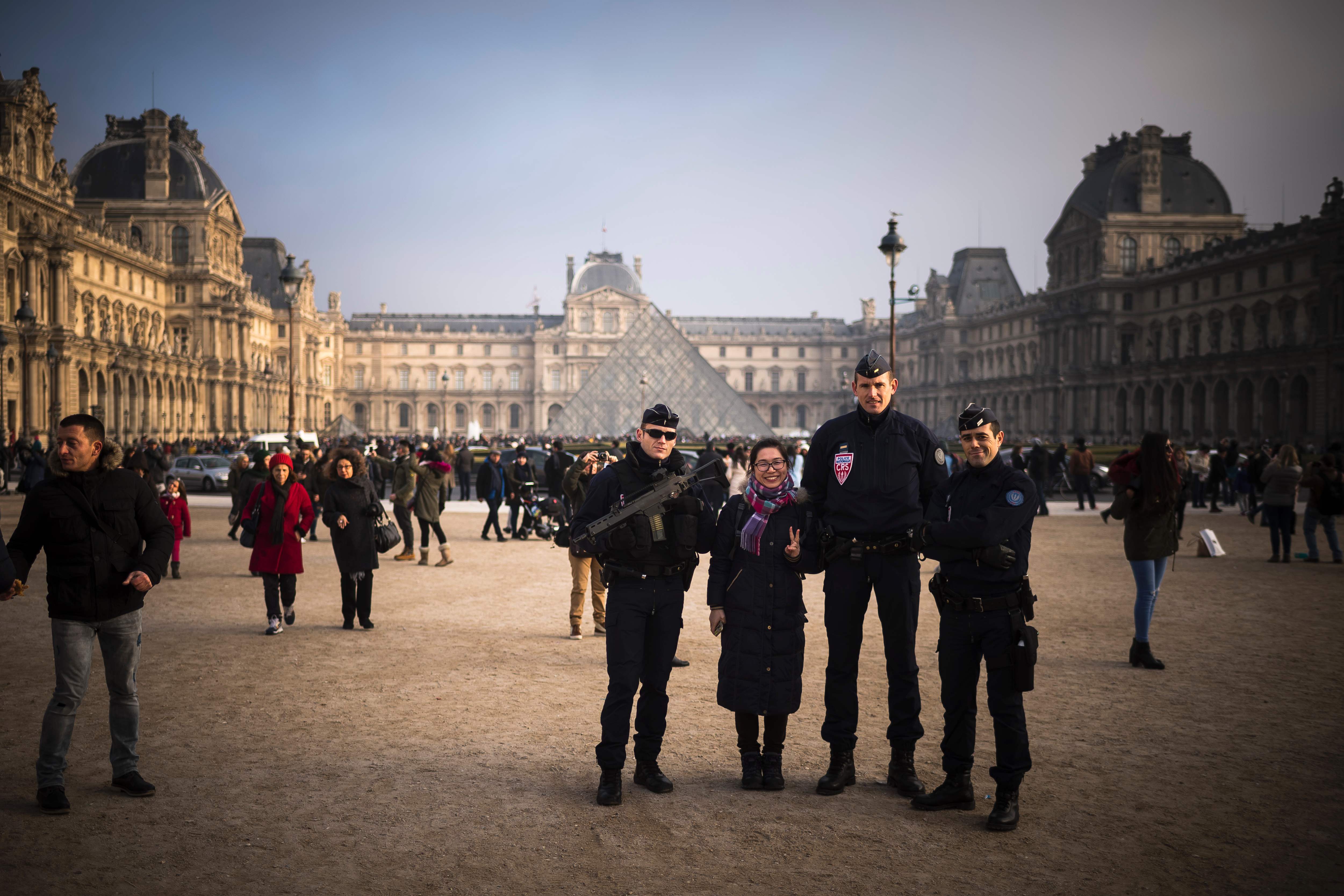 Paris walks. Елисейские поля полиция. France Travel.