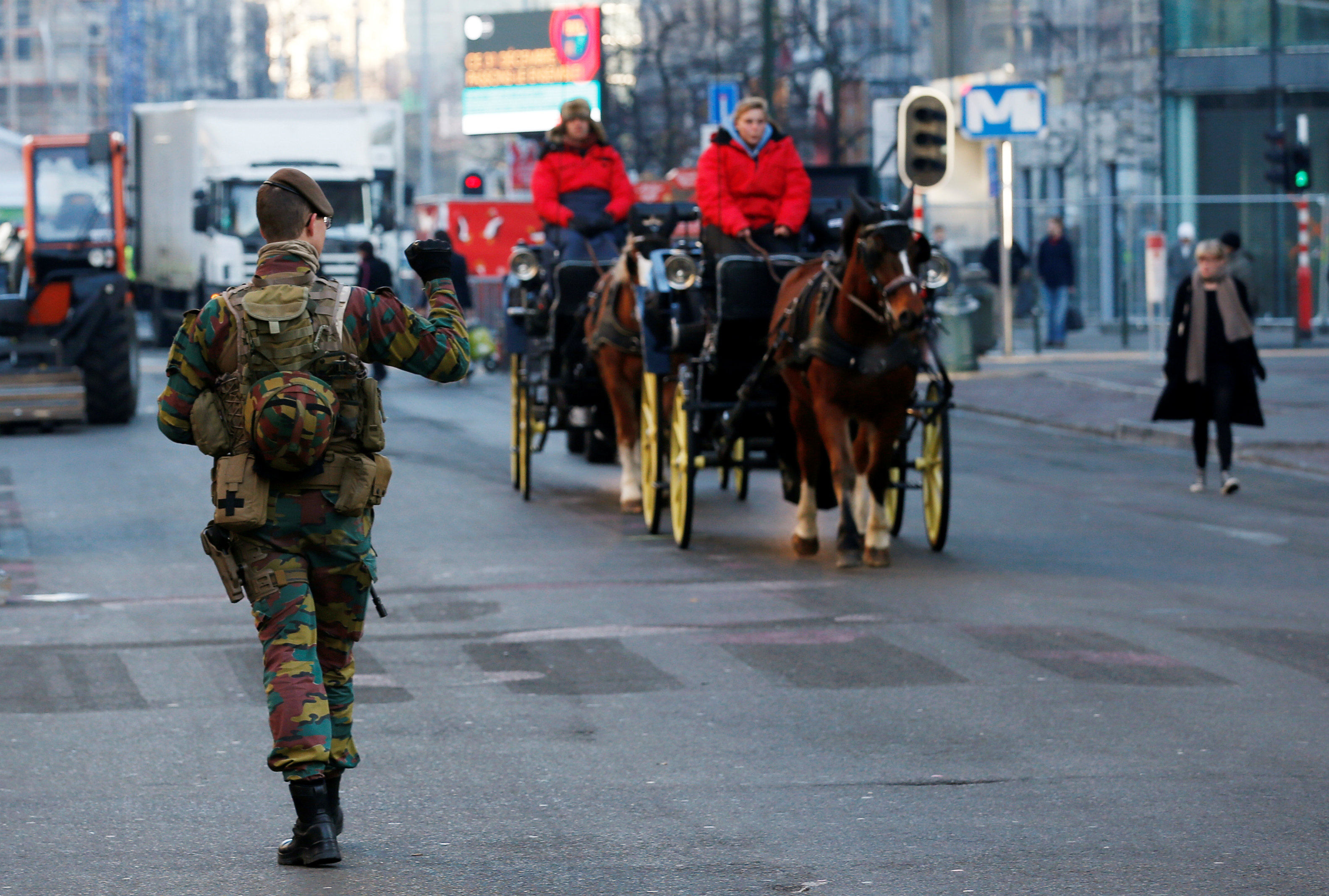 12-                  جندى بلجيكي فى شوارع بروكسل