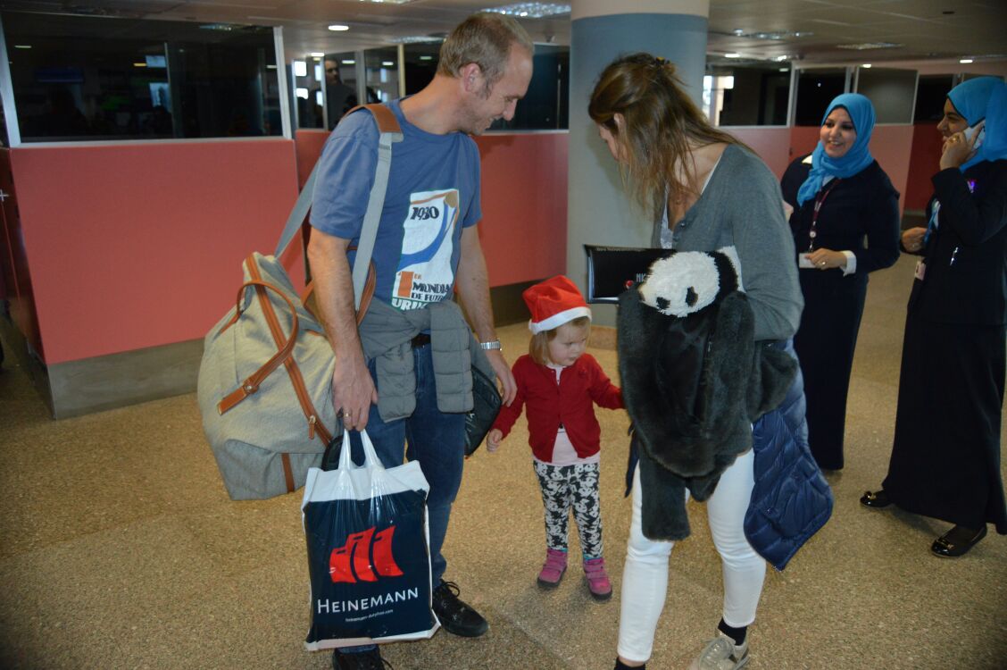 مطار مرسي علم يقدم هدايا للسياح الوافدين