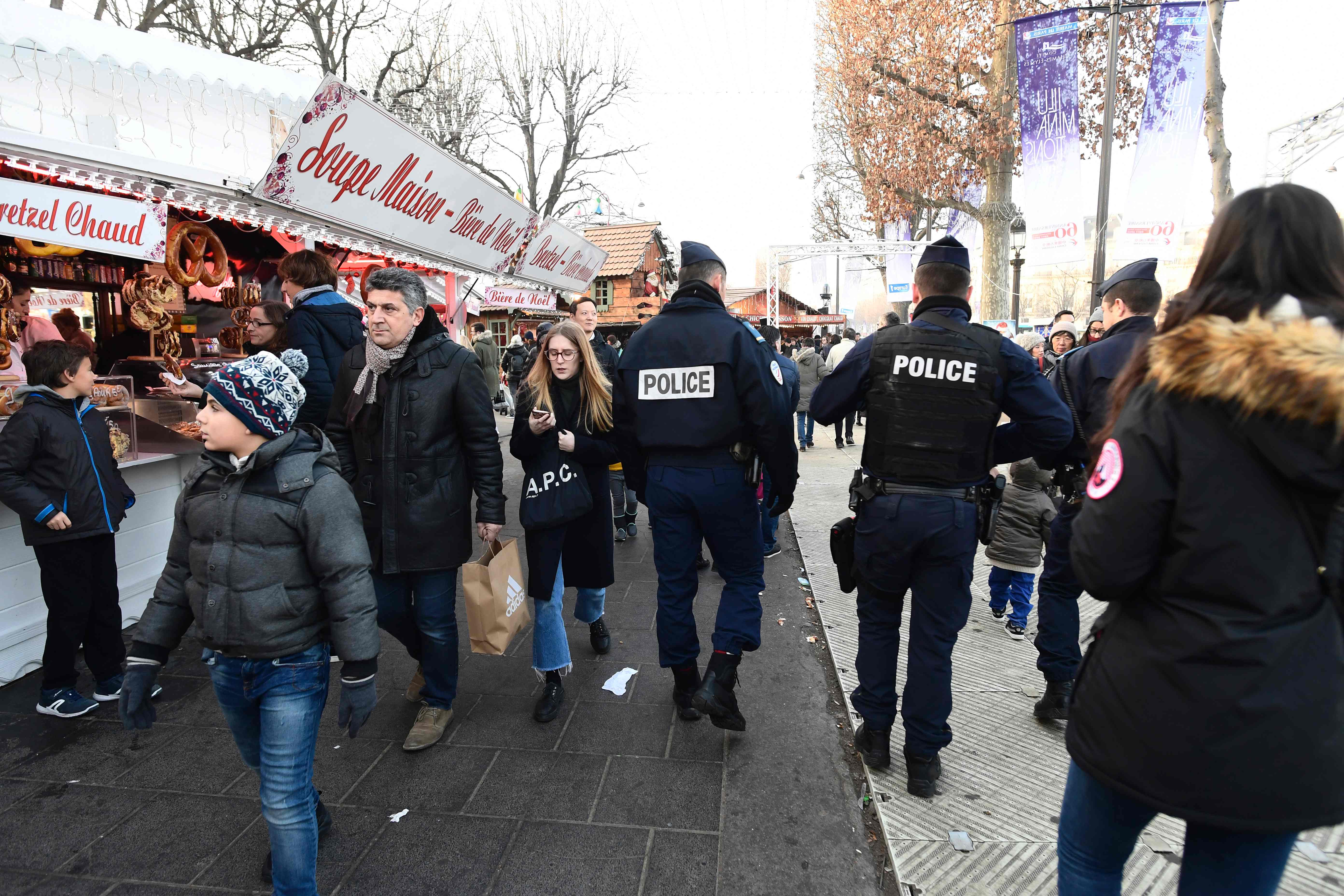 الشرطة الفرنسية تؤمن سوق عيد الميلاد فى ساحة الشنانزليزيه - أ ف ب