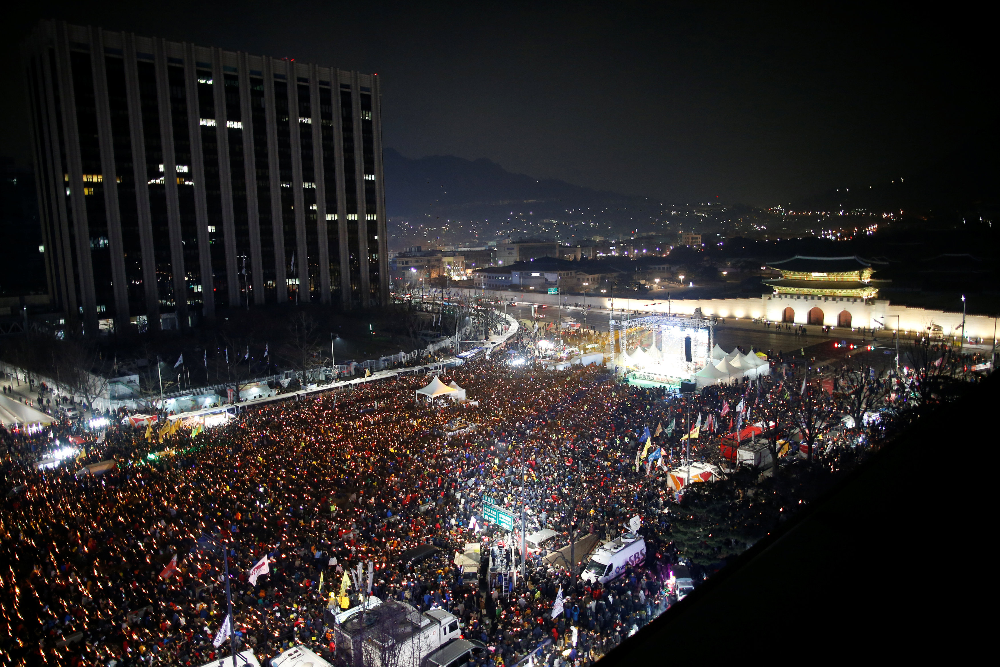 الألاف يحتشدون وسط العاصمة سول فى مظاهرة ضد الرئيسة ليلة رأس السنة