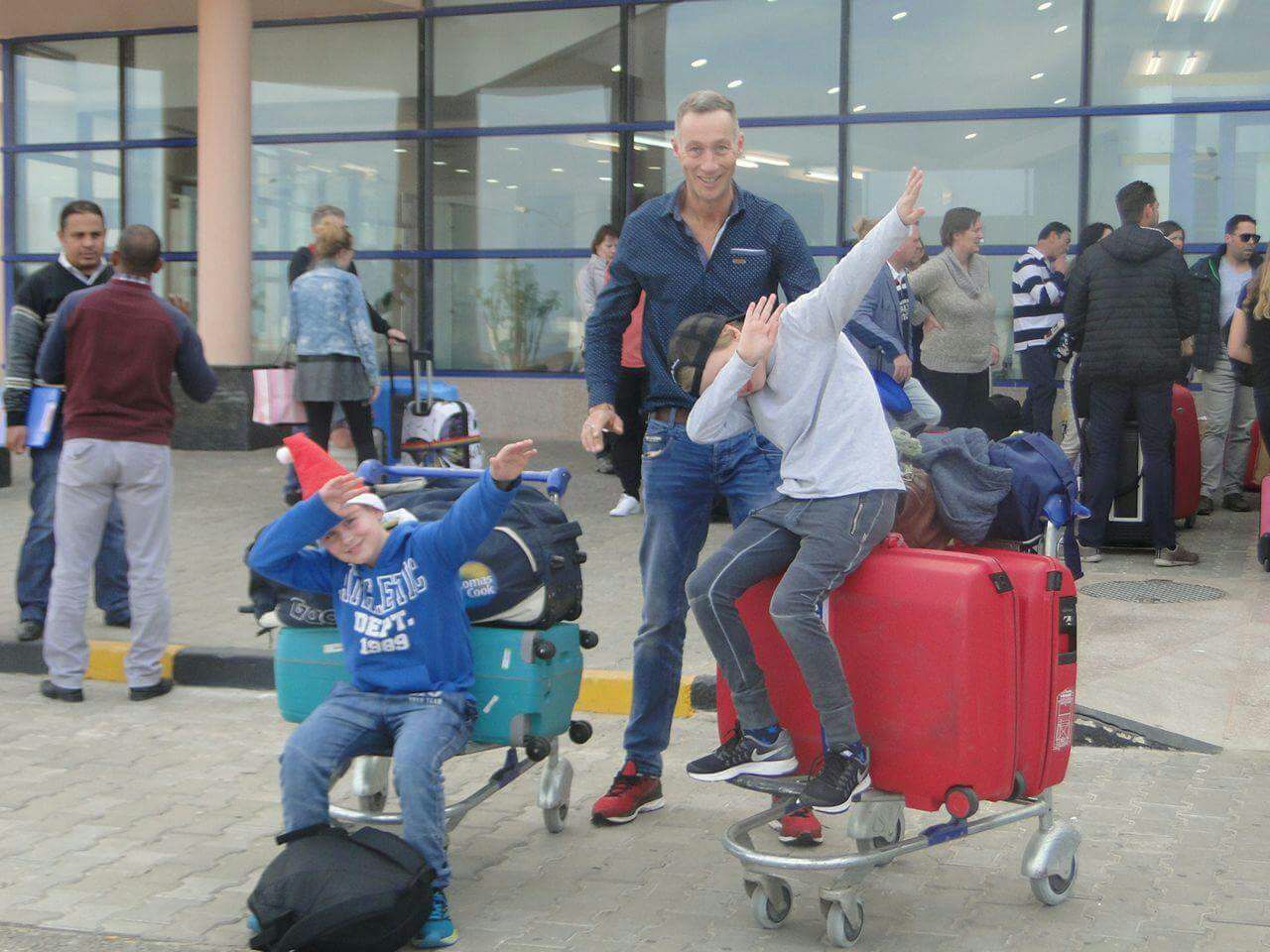 IMG-فرحة الاطفال الاجانب فر وصولهم المطار