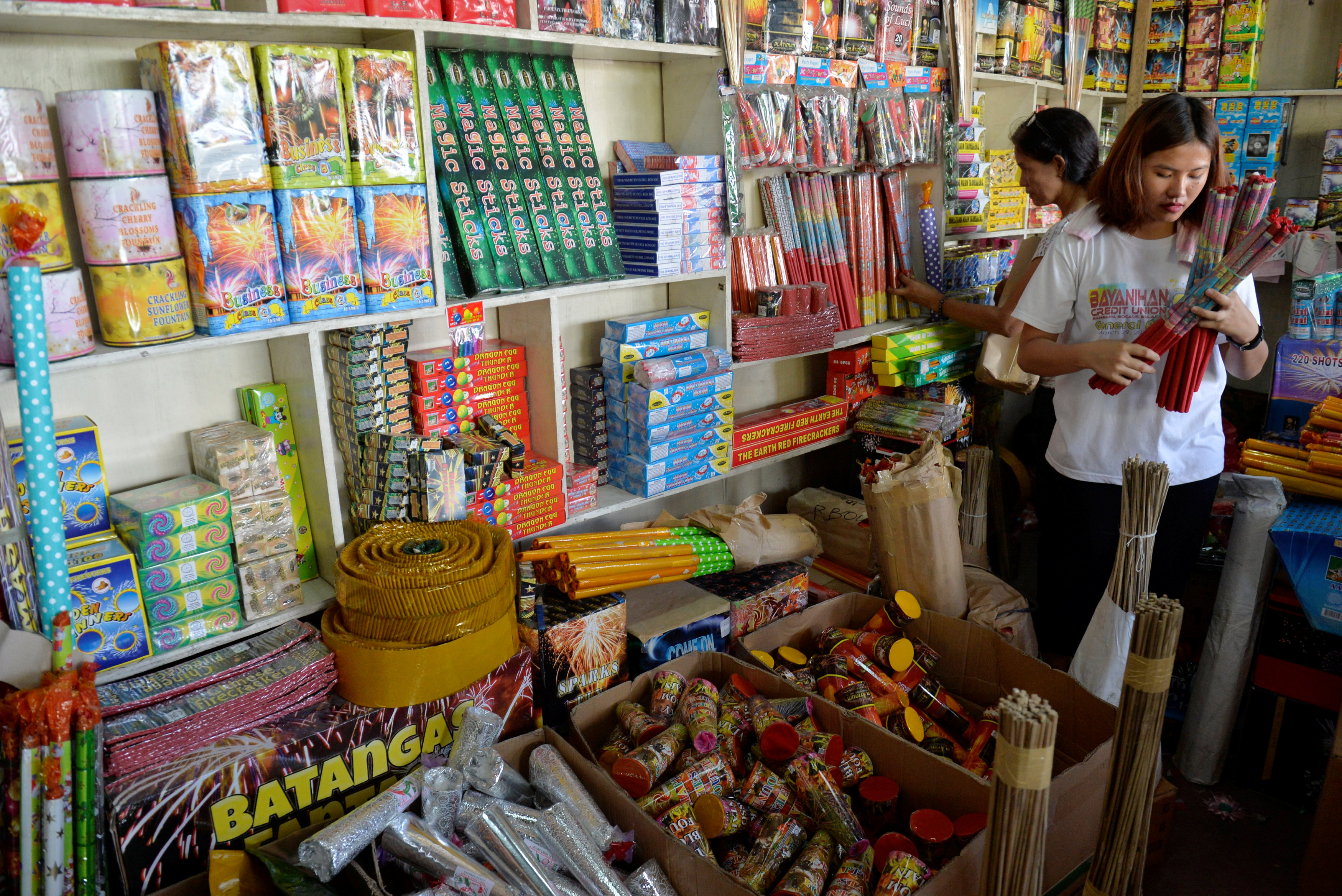 فلبينيون يشترون ألعاب ناريه للاحتفال بليلة رأس السنة - رويترز1-