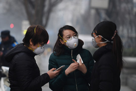 صينيون يرتدون كمامات بسبب التلوث فى ليلة رأس السنة  