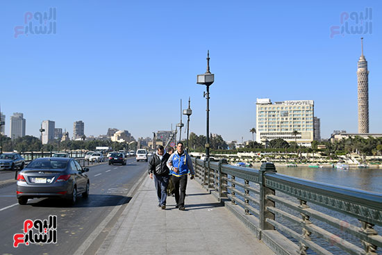 مواطنون يسيرون أعلى كوبرى قصر النيل