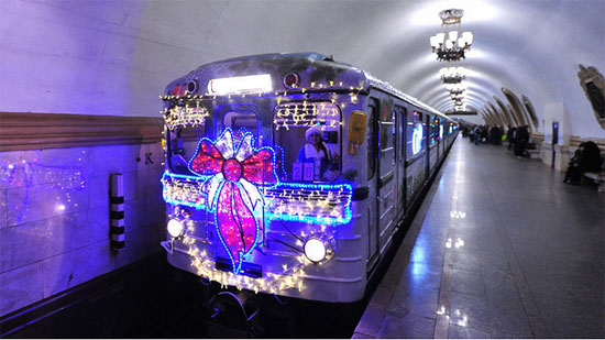 روسيا تستقبل العام الجديد بتزيين القطارات الكهربائية (1)