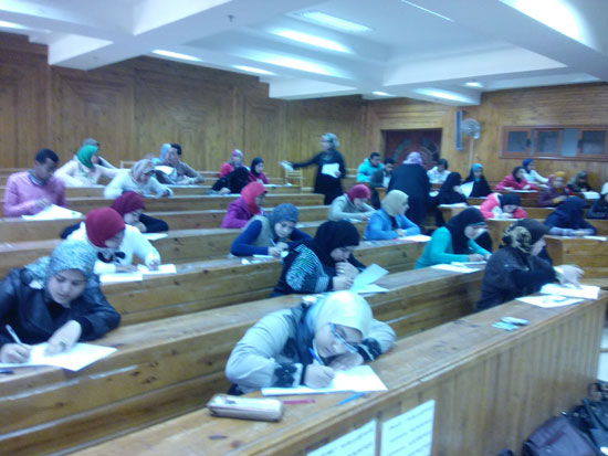 طالبات بكلية الأداب في أول يوم امتحان