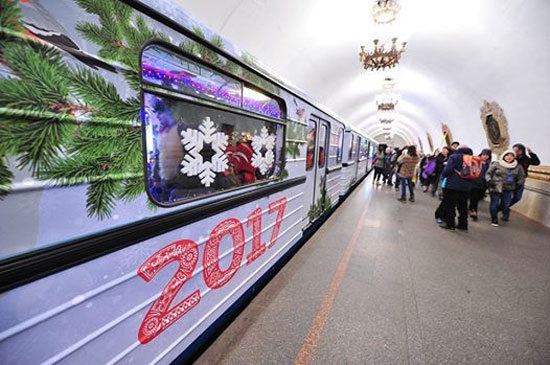 روسيا تستقبل العام الجديد بتزيين القطارات الكهربائية (4)