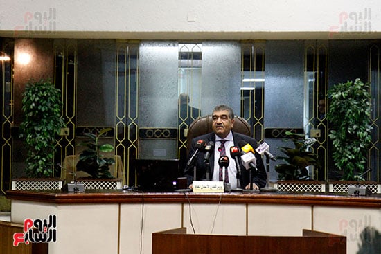  أشرف الشرقاوى، وزير قطاع الأعمال العام خلال مؤتمر صحفى (1)