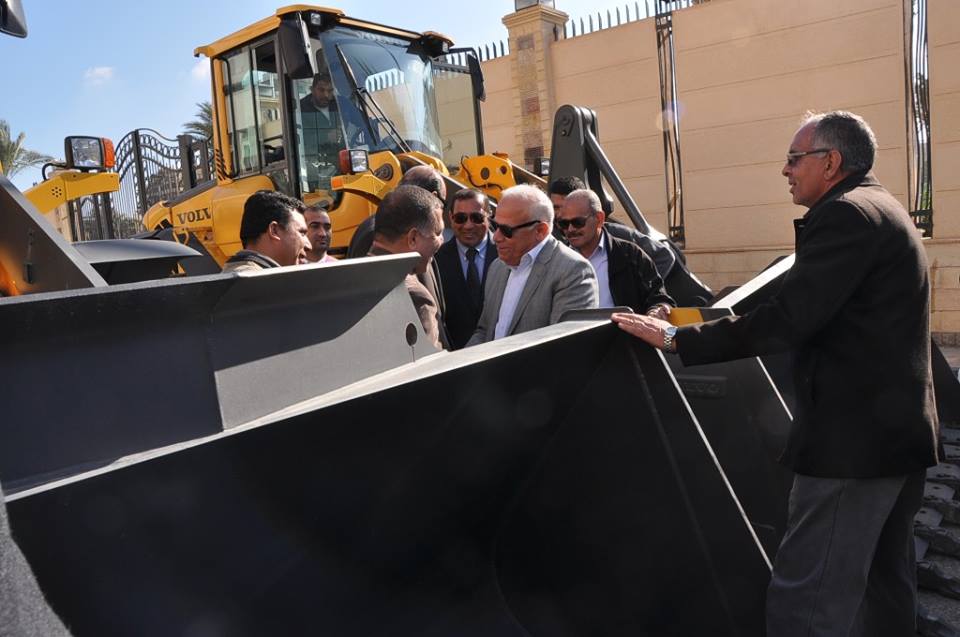 محافظ بورسعيد يتفقد سيارات ومعدات النظافة بعد صيانتها