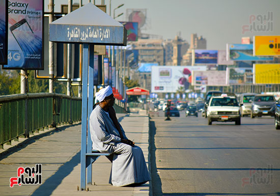 رجل جالس يشاهد منظر المواصلات