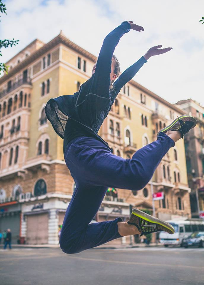 الراقصة المعاصرة الأمريكية جيمى سكوت تستعرض مهاراتها فى شوارع وسط البلد