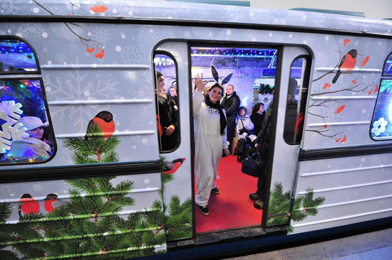 روسيا تستقبل العام الجديد بتزيين القطارات الكهربائية (2)