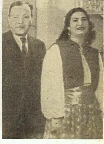 ام كلثوم مع بيرم التونسى من كواليس فيلم سلامة ١٩٤٥