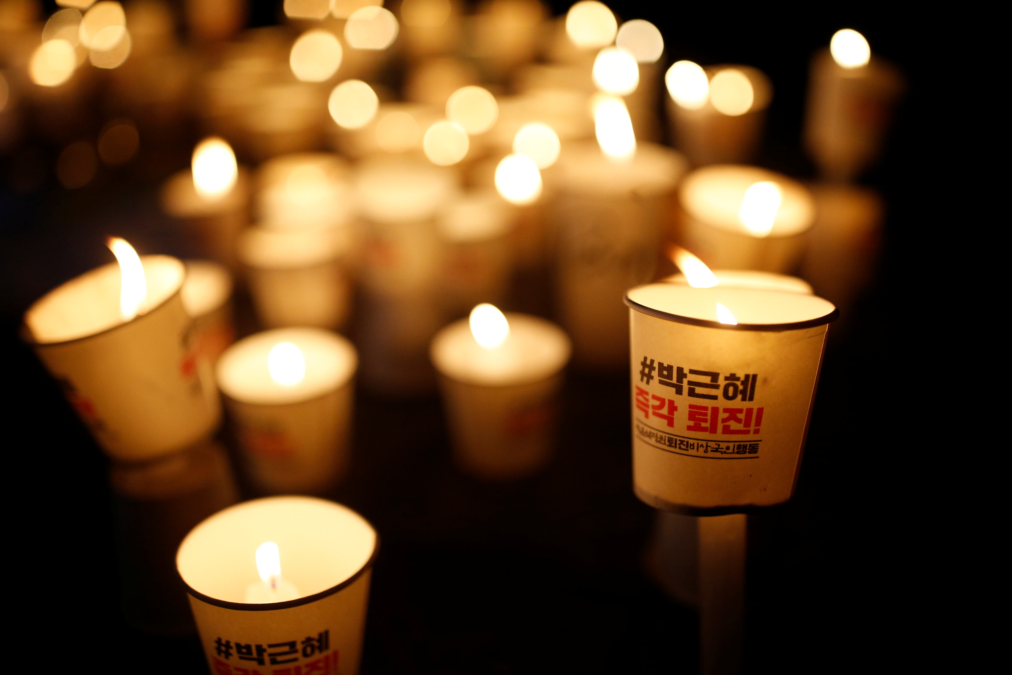 شموع مضاءة فى تظاهرة تطالب برحيل رئيسة كوريا الجنوبية
