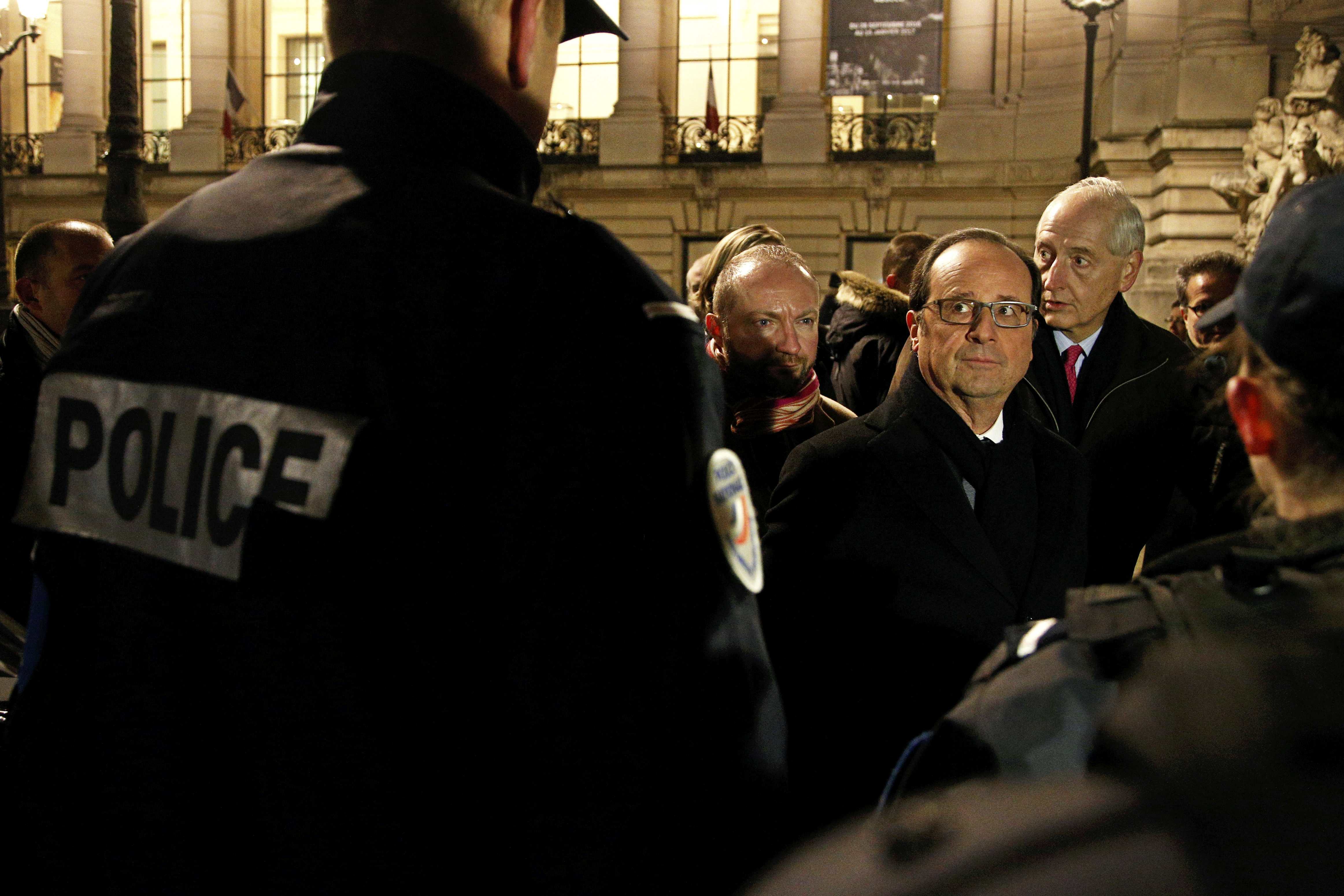 فرانسوا هولاند يتفقد الأمن فى باريس 