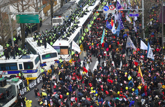 قوات الأمن فى كوريا الجنوبية تفرض طوقا أمام المتظاهرين