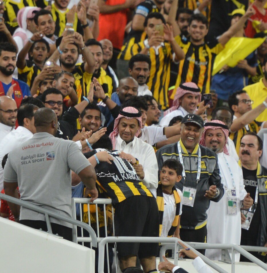 كهربا خلال احتفاله مع جماهير الاتحاد كهربا خلال احتفاله مع جماهير الاتحاد