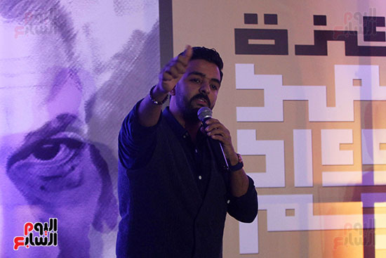 عمرو حسن يقرأ قصيدة من ديوانه الفائز
