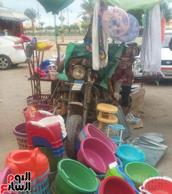 جانب من إشغالات الباعة الجائلين بشوارع مطروح